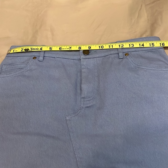 Lord & Taylor Denim Light/Medium Blue Skirt. Size 6 - Picture 6 of 7